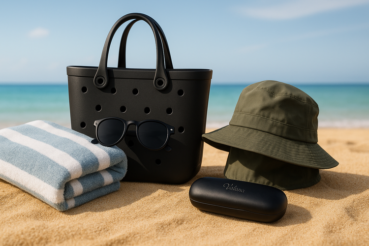 Femme à la plage portant des lunettes de soleil tendance par beau temps été 2025