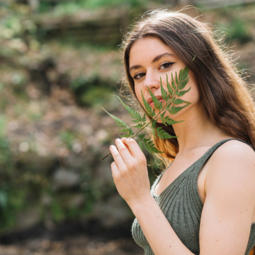 femme apaisé dans la nature grâce à son bracelet anti moustique naturelle
