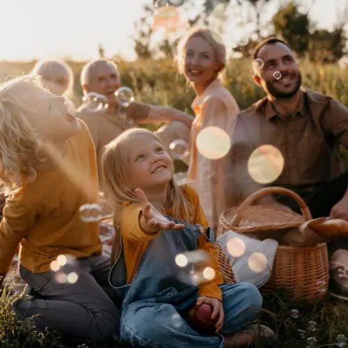 Famille heureuse en plein air portant des bracelets anti-moustique naturels pour protéger les enfants des moustiques